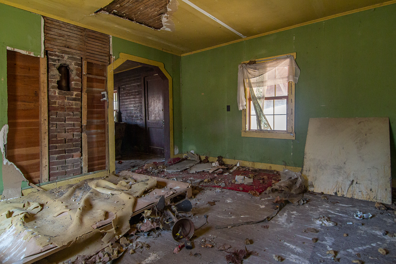 Abandoned Houses and Mansions Photos - Urban Exploration